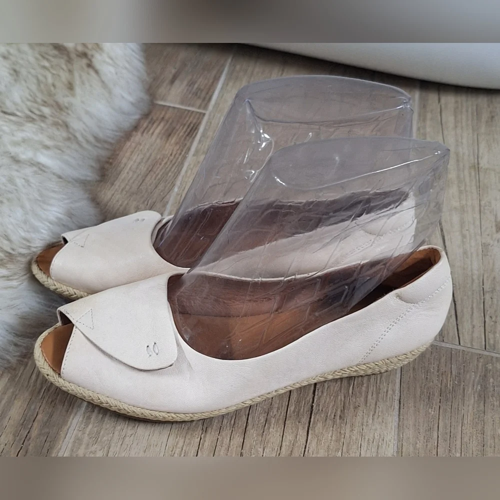 Kenneth Cole Gentle Soles Cream Leather Espadrille Peep-Toe Wedges Sz. 9